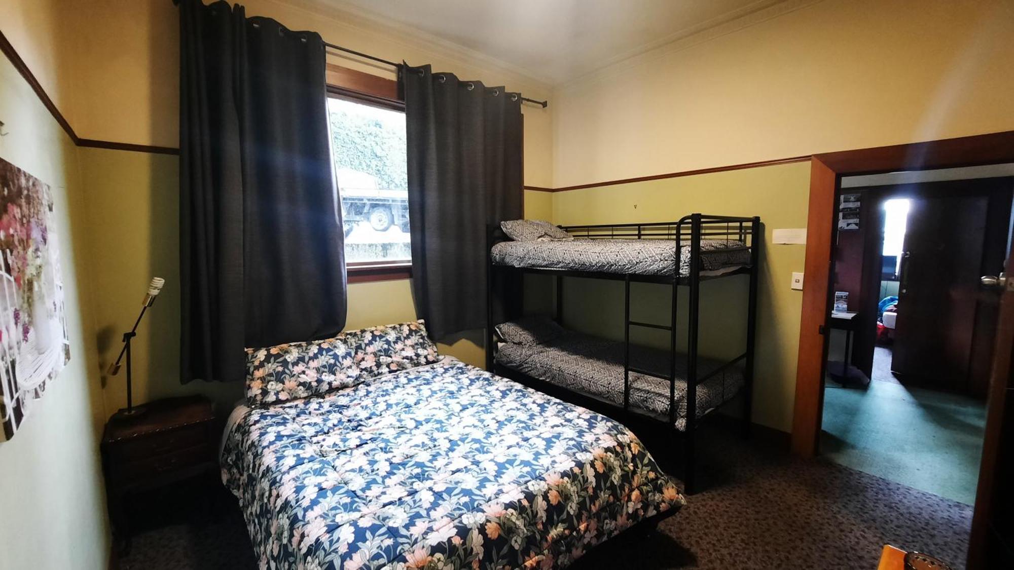 Manor House Backpackers Vandrarhem Dunedin Exteriör bild